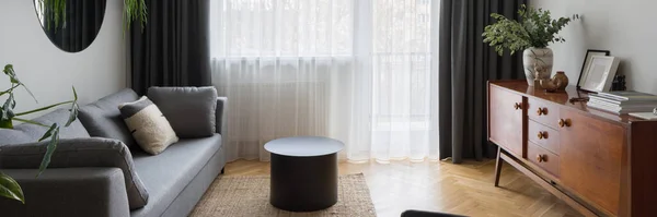 Panorama Des Eklektischen Wohnzimmers Mit Retro Stil Holzanrichte Und Mit — Stockfoto