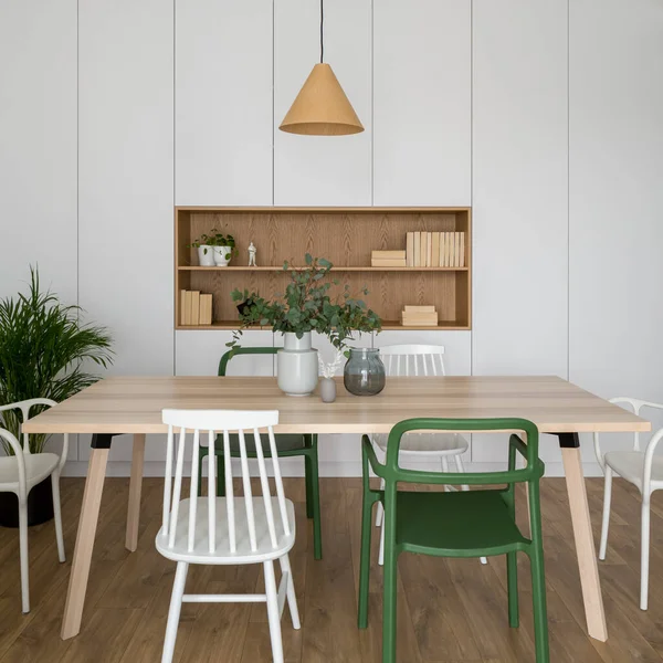 Elegante Comedor Con Mesa Simple Madera Varias Sillas Blancas Verdes —  Fotos de Stock