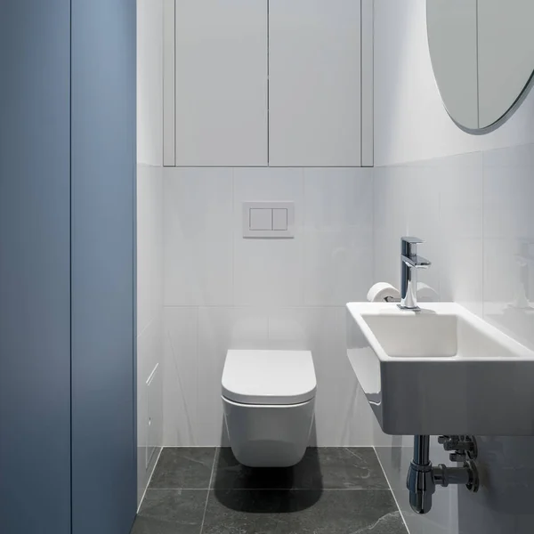 Простой Туалет Белыми Синими Стенами Серый Пол Плитки Зеркало Небольшой — стоковое фото