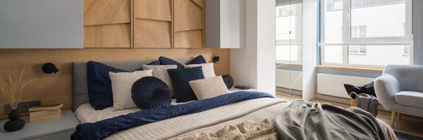 Panorama Chambre Spacieuse Confortable Avec Mur Décoratif Bois Tables Chevet — Photo