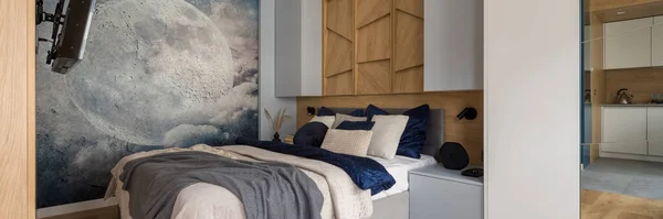素敵なベッドルームの服と快適なベッドルームのパノラマ 壁に木の装飾 月と素敵な壁紙 — ストック写真