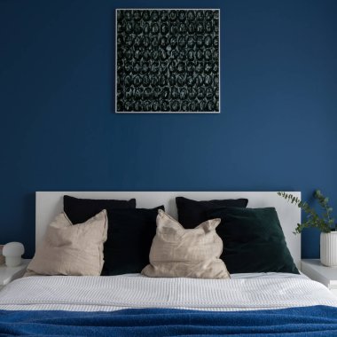 Modern sanat lacivert duvarda şık bir yatak odasında, rahat, çift kişilik yataklı