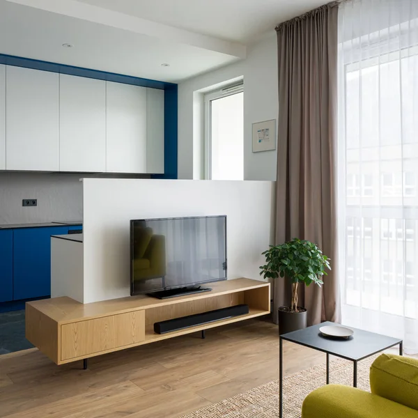 Kleines Wohnzimmer Mit Fernseher Auf Holzanrichte Und Großes Fenster Offen — Stockfoto
