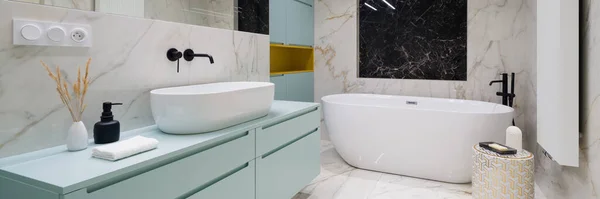 Panorama Baño Elegante Con Bañera Independiente Lavabo Muebles Azules Suelo —  Fotos de Stock