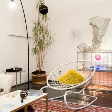 Bir sürü sanatsal ve kaprisli dekorasyonu olan tuhaf stil bir odada şık bir sandalye.