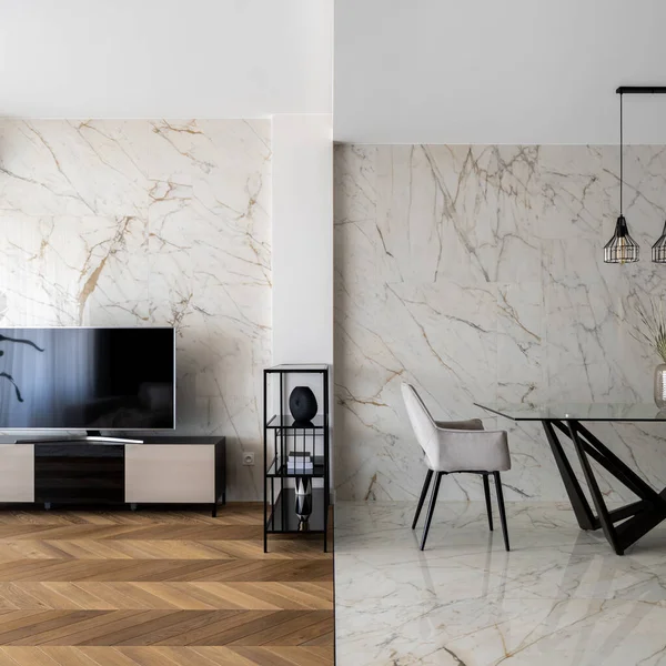 Stijlvolle Eethoek Met Moderne Tafel Comfortabele Stoel Marmeren Wand Vloertegels — Stockfoto