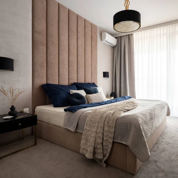 Elegante Stijlvolle Slaapkamer Met Groot Raam Groot Comfortabel Bed Met — Stockfoto