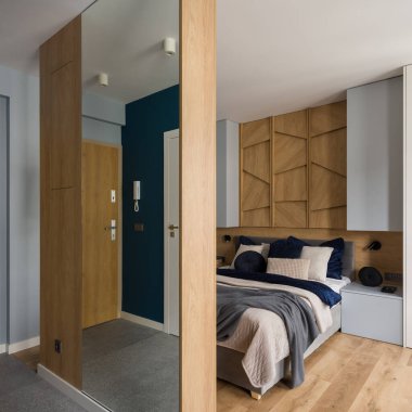 Zarif yatak odası, rahat yatak odası, dekoratif çarşaflar, aynalı duvarlar.