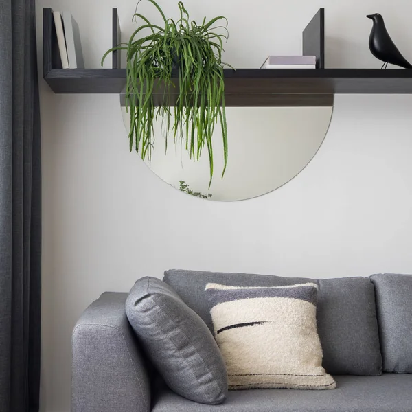 Nahaufnahme Auf Einem Einfachen Grauen Sofa Mit Dekorativen Kissen Unter — Stockfoto