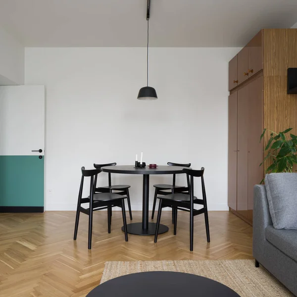 Zimmer Eklektischen Stil Mit Modernem Esstisch Mit Schwarzen Stühlen Unter — Stockfoto