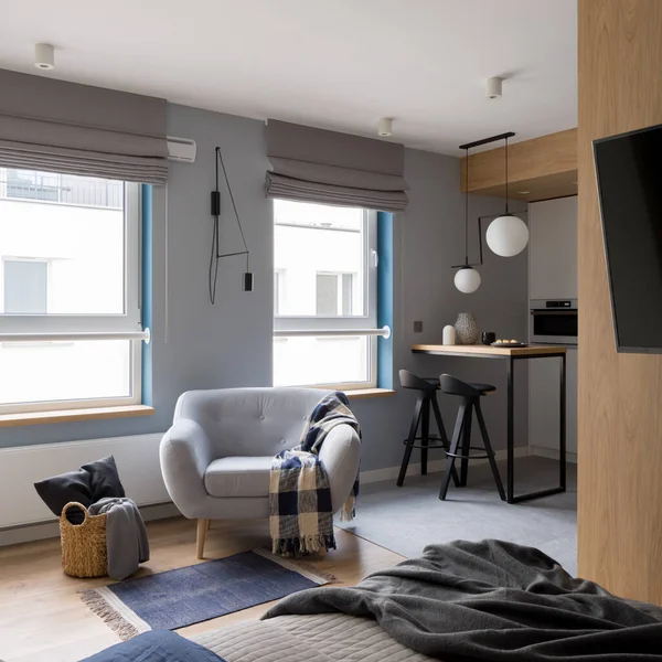 Moderno Pequeno Apartamento Estúdio Com Poltrona Aconchegante Cozinha Aberta Quarto — Fotografia de Stock