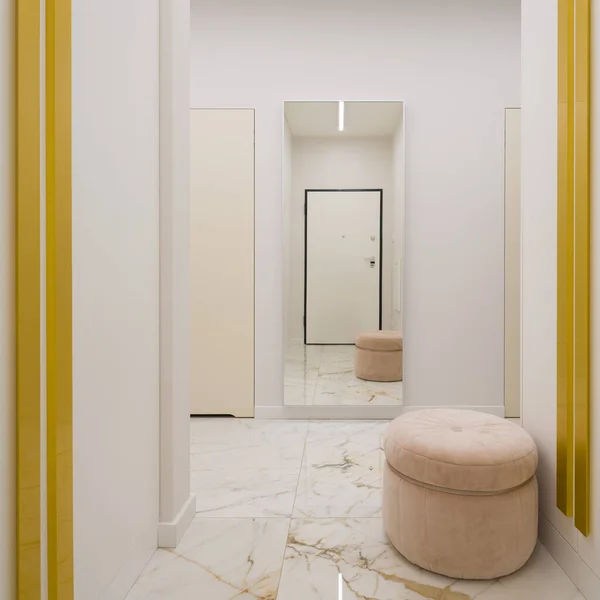 雅致的公寓走廊 白色和金色 大镜子 豪华大理石地砖和时髦的米黄色 圆形座位 — 图库照片