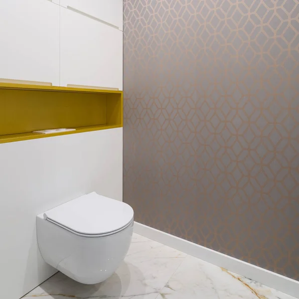 Banheiro Elegante Com Papel Parede Roxo Piso Mármore Prateleira Dourada — Fotografia de Stock