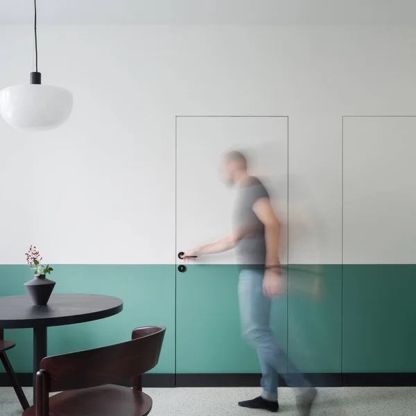 Hombre Abriendo Puertas Comedor Moderno Con Paredes Blancas Verdes Menta —  Fotos de Stock