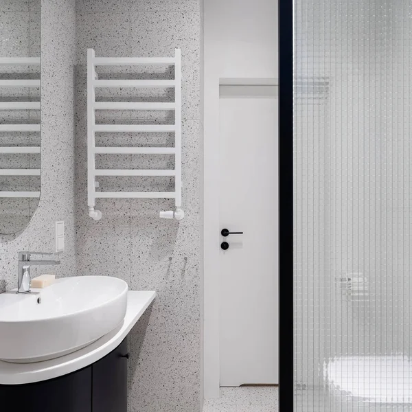 Modernes Badezimmer Mit Terrazzo Fliesen Elegantem Ovalen Waschbecken Mit Schwarzem — Stockfoto