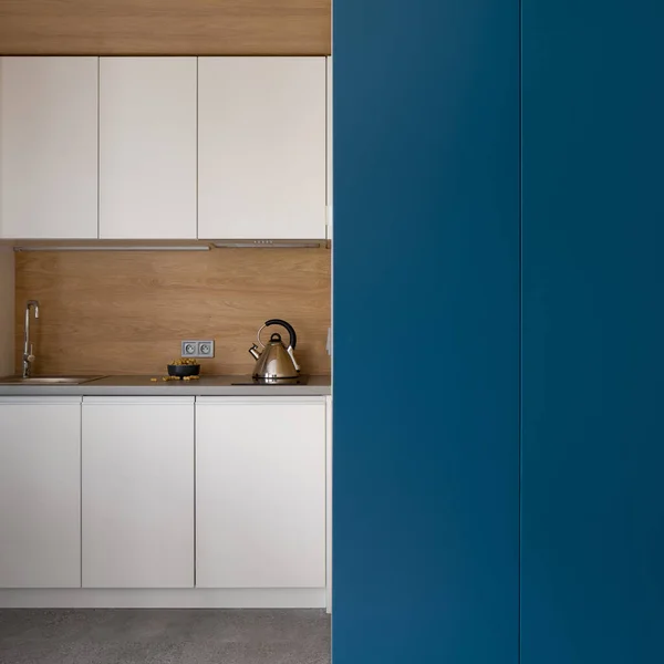 Moderní Kuchyň Bílým Nábytkem Dřevěnou Stěnou Stylovou Modrou Stěnou — Stock fotografie