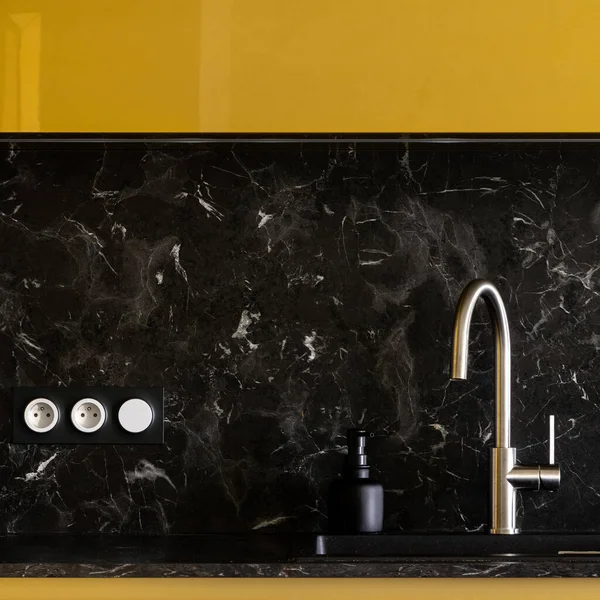 Siyah Lavaboda Gümüş Musluğa Yakın Çekim Zarif Mutfakta Altın Dolaplar — Stok fotoğraf