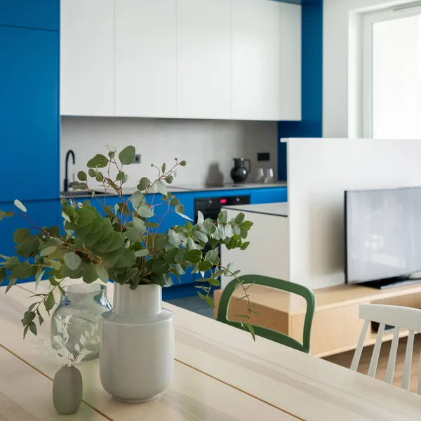 Κομψή Διακόσμηση Ξύλινο Τραπέζι Μοντέρνα Ανοιχτή Κουζίνα Λευκά Και Μπλε — Φωτογραφία Αρχείου