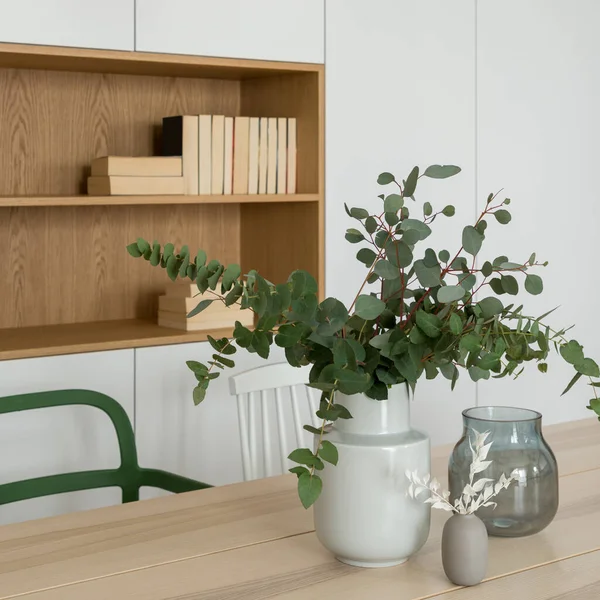 Nahaufnahme Auf Einer Einfachen Und Stilvollen Vase Mit Eukalyptusblättern Auf — Stockfoto