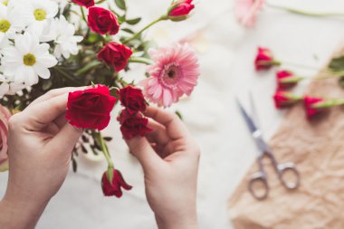 Çiçek buketi içinde koyarak