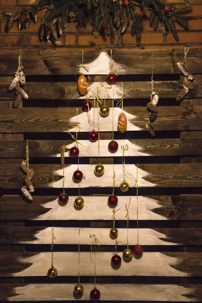 塗装済み完成品のクリスマス ツリー — ストック写真