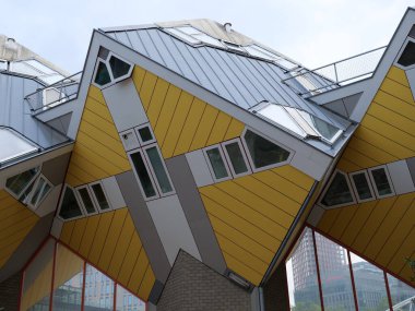 Netherlandsiconic modern mimarisi Piet Blom tarafından Rotterdam 'da eğik sarı küp evler. Geometrik tasarım, kentsel yenilik ve mimari dönüm noktası. Şehir manzarası ya da tasarım görüntüleri için ideal.