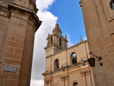 Aziz Paul Katedrali ve dar kireçtaşı caddesi antik Mdina, Malta 'da güneşli bir günde.