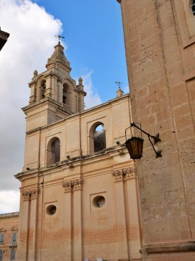 Aziz Paul Katedrali ve dar kireçtaşı caddesi antik Mdina, Malta 'da güneşli bir günde.