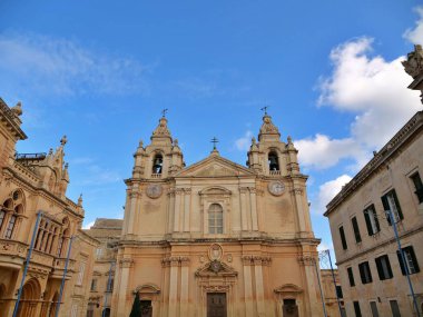 Aziz Paul Katedrali ve dar kireçtaşı caddesi antik Mdina, Malta 'da güneşli bir günde.