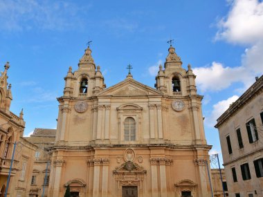 Aziz Paul Katedrali ve dar kireçtaşı caddesi antik Mdina, Malta 'da güneşli bir günde..