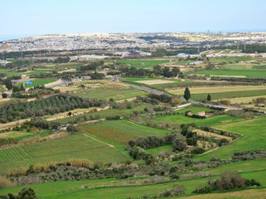 Antik Mdina 'dan Malta adasının panoramik manzarası ve kıyı kenti