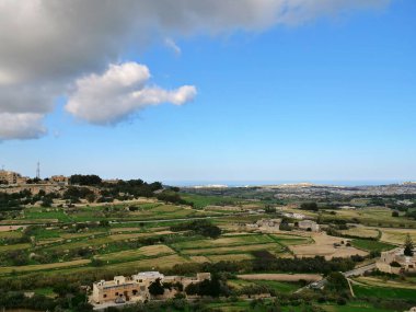 Antik Mdina 'dan Malta adasının panoramik manzarası ve kıyı kenti