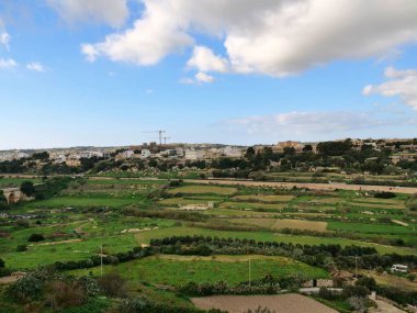 Antik Mdina 'dan Malta adasının panoramik manzarası ve kıyı kenti
