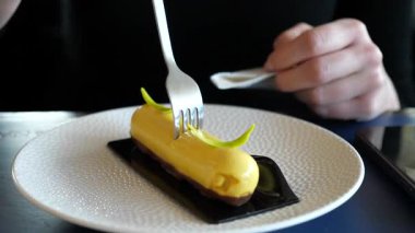 Zarif sarı yuzu limonlu, beyaz tabakta tatlı, arestaurant 'ta çatalla yenmiş..