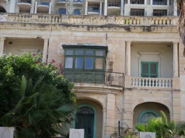 Malta, Pieta 'da Villa Guardamangia Fassade. Geleneksel yeşil Malta balkonu ve kireçtaşı mimarisi olan Kraliçe Elizabeth 'in eski evi..