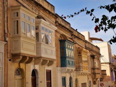Malta 'da Gallarija olarak bilinen klasik yeşil, kapalı ahşap balkonlu Malta kireçtaşı ev cephesi. Otantik Akdeniz mimarisi.