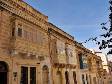 Geleneksel renkli Malta ahşap balkonları tarihi kireçtaşı yüzeyi Sliema Malta 'da gallarija. Otantik Akdeniz sokak manzaralı mimarisi