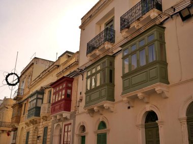 Malta 'daki tarihi kireçtaşı cephesinde Gallarija olarak bilinen geleneksel renkli Malta ahşap balkonları. Otantik Akdeniz sokak manzaralı mimarisi