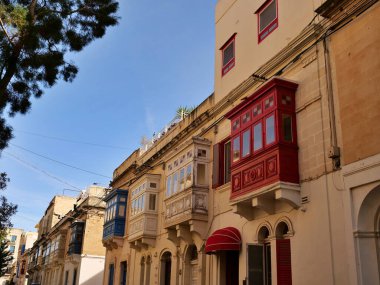 Geleneksel renkli Malta ahşap balkonları tarihi kireçtaşı yüzeyi Sliema Malta 'da gallarija. Otantik Akdeniz sokak manzaralı mimarisi