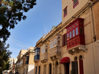 Geleneksel renkli Malta ahşap balkonları tarihi kireçtaşı yüzeyi Sliema Malta 'da gallarija. Otantik Akdeniz sokak manzaralı mimarisi