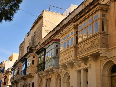 Geleneksel renkli Malta ahşap balkonları tarihi kireçtaşı yüzeyi Sliema Malta 'da gallarija. Otantik Akdeniz sokak manzaralı mimarisi