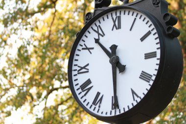 büyük yuvarlak eski saat