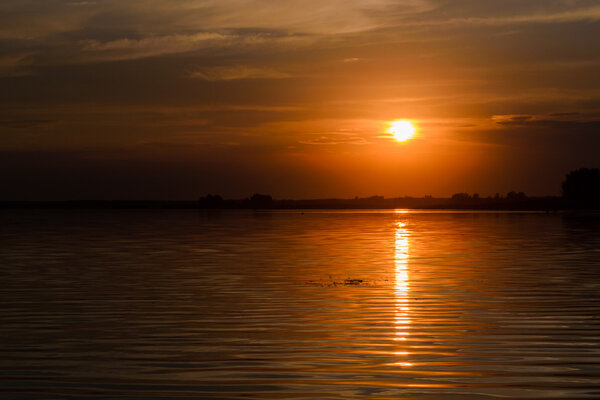 Оранжевый закат на реке
