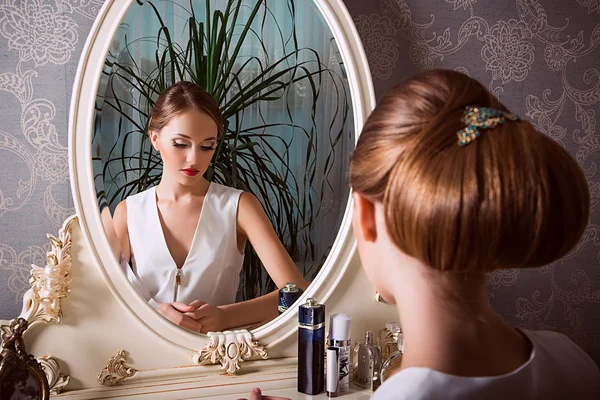 Φωτογραφία μόδας της γυναίκας κοντά στον καθρέφτη — Φωτογραφία Αρχείου