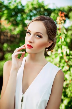 Açık elbiseli güzel romantik kadın çiçek açan bir gar poz