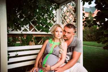 Hamile bir kadın ve bir adam. Bir aile