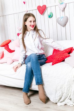 Stüdyoda kanepede güzel kız