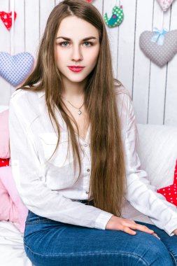 Stüdyoda kanepede güzel kız