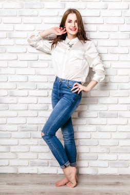 bir tuğla duvar arka planda güzel kız