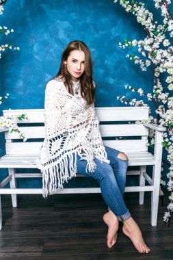 Studio mavi bir arka plan üzerinde poz kız